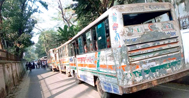 বাহাদুর শাহ পরিবহনের ৯ বাস আটকে রেখেছেন ঢাকা কলেজ শিক্ষার্থীরা